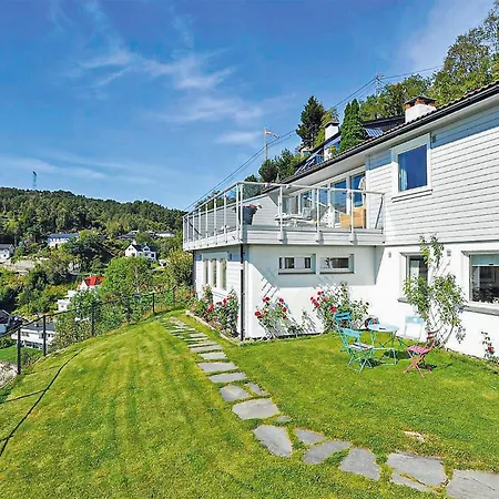 Leilighet Cozy In Straumsgrend With Kitchen Bergen